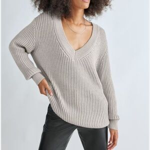 ARITZIA BABATON ROGER SWEATER GREY V NECK SMALL